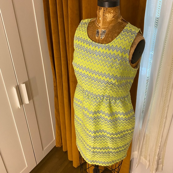 Romeo + Juliet Couture Dress - Picture 3 of 6